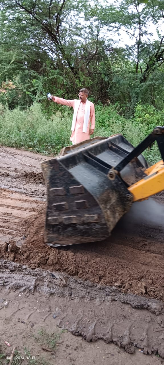 ग्राम प्रधान की मौजूदगी में गलियों में पसरी गंदगी की हुई सफाई